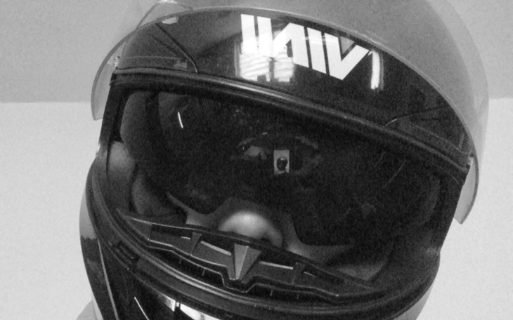 Osoba w kasku motocyklowym, gotowa do jazdy.
