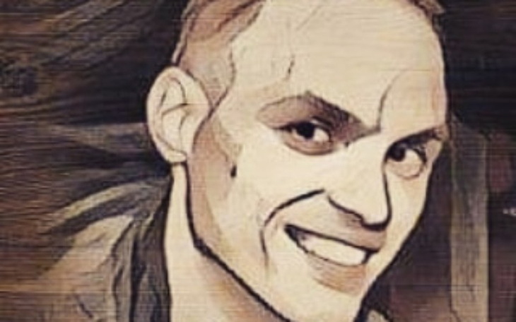 Stylizowany portret mężczyzny z uśmiechem na tle drewnianej tekstury.