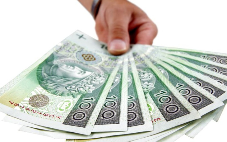 Postać na koniu w grze, z napisem 'FOREVER' na kapeluszu.