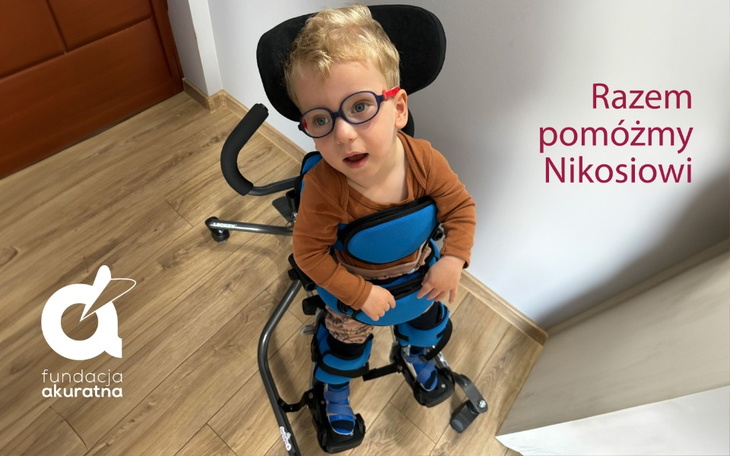Chłopiec w specjalnym wózku, potrzebuje wsparcia.