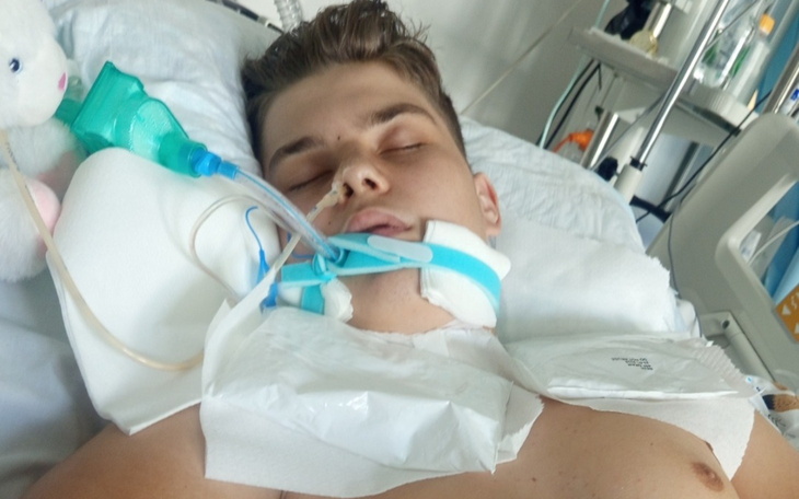 Młody mężczyzna w szpitalu, podłączony do aparatury.