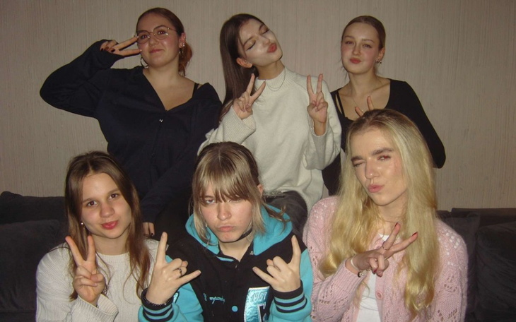 Grupa sześciu dziewczyn pozujących do zdjęcia.