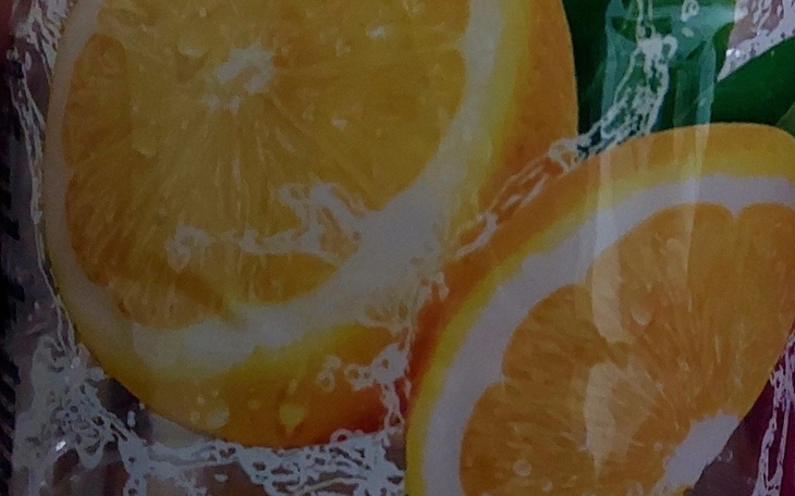 Plasterki cytryny w wodzie, świeży i orzeźwiający wygląd.