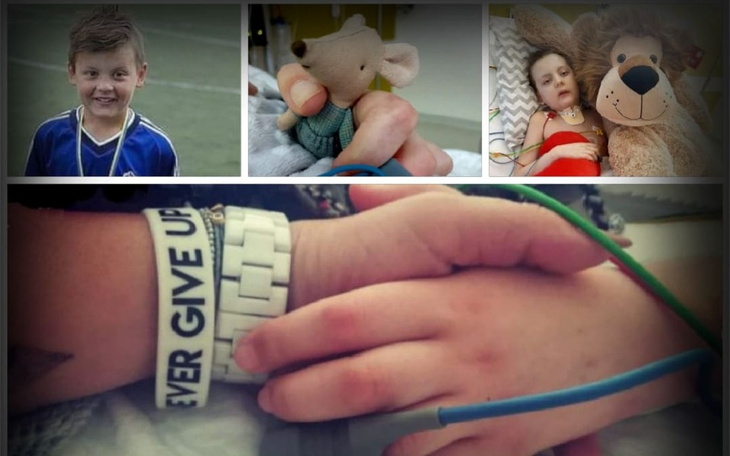 Dziecięce rączki trzymające się nawzajem, z zabawkami w tle.