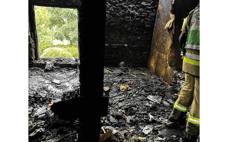 Wnętrze spalonego pomieszczenia, zniszczone przez ogień.