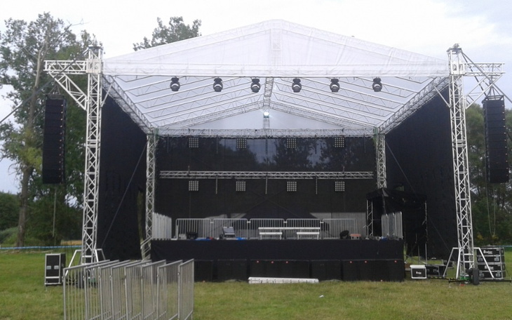 Scena z dużą sceną muzyczną przygotowaną na wydarzenie.