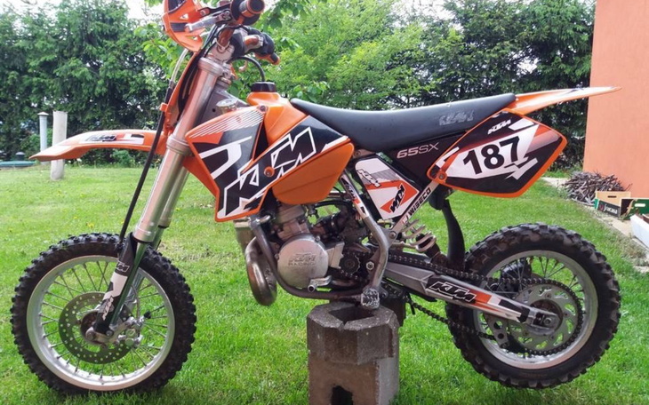 Motocykl terenowy na trawie.