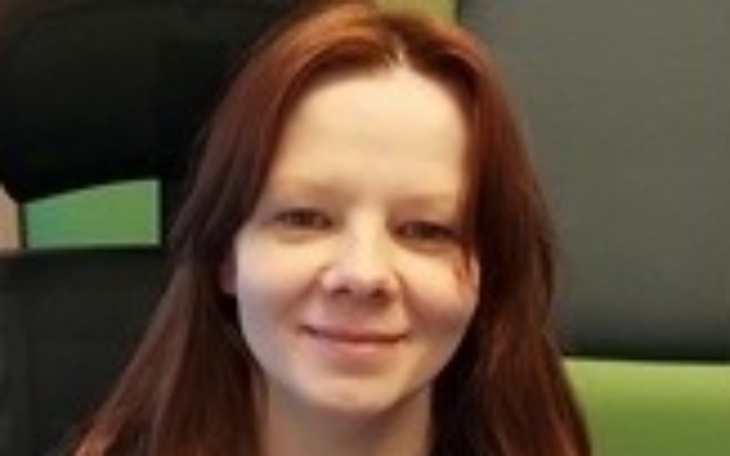 Portret uśmiechniętej kobiety w biurze.