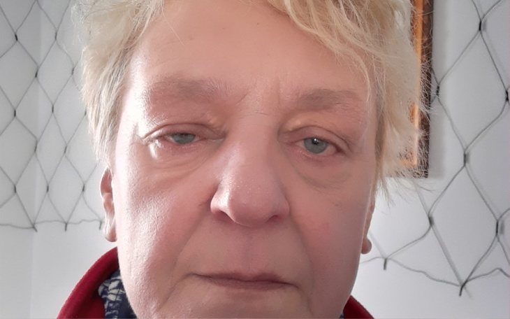 Kobieta z bliskim ujęciem twarzy, wyrazem zmęczenia.