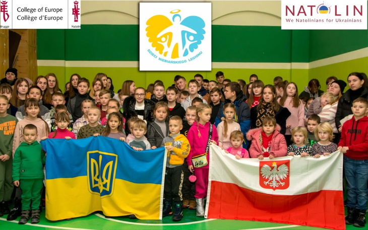 Duża grupa dzieci z flagami Ukrainy i Polski, wspierająca Ukrainę.