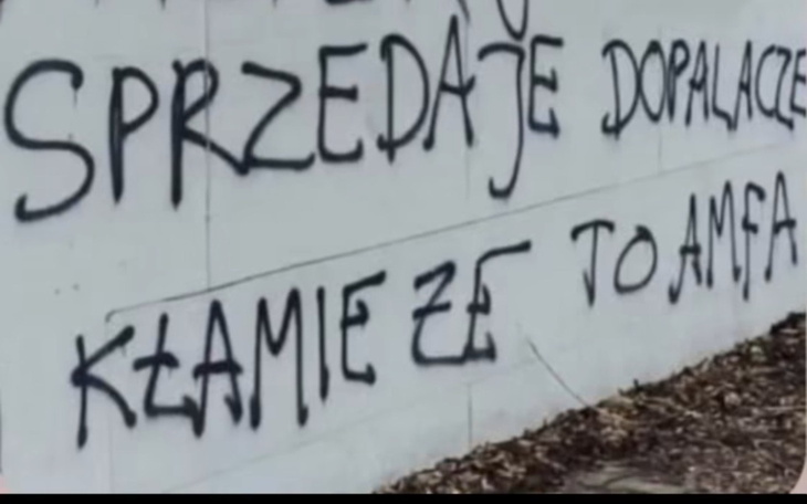 Graffiti na ścianie, informujące o sprzedaży dopalaczy.