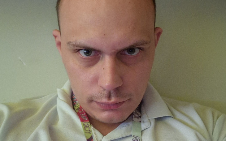 Mężczyzna z poważnym wyrazem twarzy, selfie.