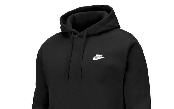 Czarna bluza z kapturem marki Nike na białym tle.