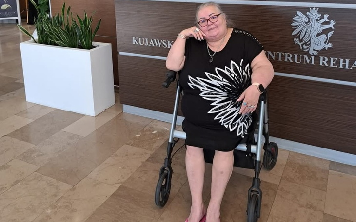 Piesek w schronisku, czekający na adopcję.