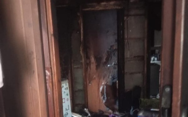 Zniszczone wnętrze budynku po pożarze.