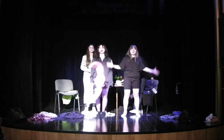 Zbiórka Sztuka teatralna Mai i Oli - zdjęcie główne