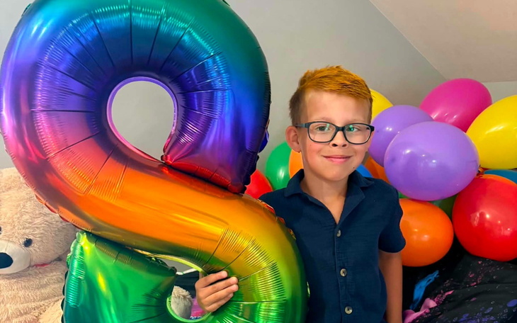 Kolorowy balonowy taniec dziecka w pokoju pełnym balonów i maskotki.