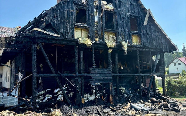 Zniszczony budynek po pożarze.