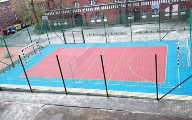 Widok na boisko sportowe z siatkami do piłki nożnej.