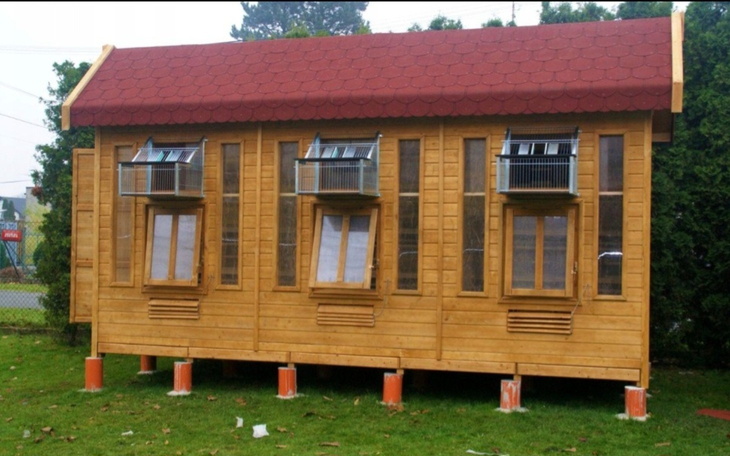 Nowoczesny domek z oknami, idealny dla zwierząt.