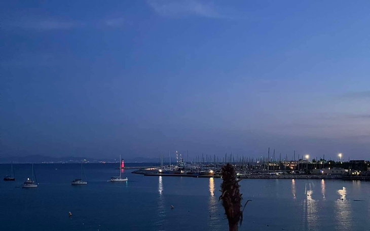 Widok na port o zmierzchu z łodziami na wodzie.