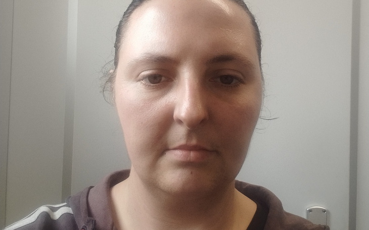 Portret kobiety w neutralnym otoczeniu.