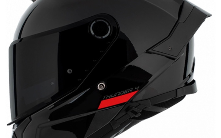 Kask motocyklowy w kolorze czarnym z czerwonym akcentem.