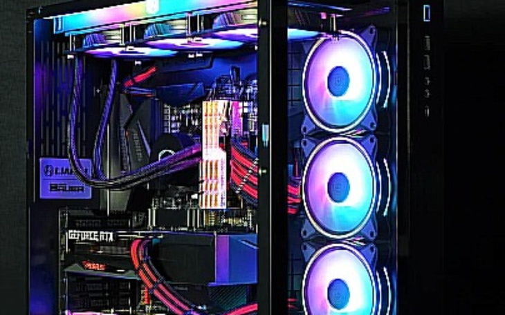 Widok na komputer stacjonarny z podświetleniem RGB.