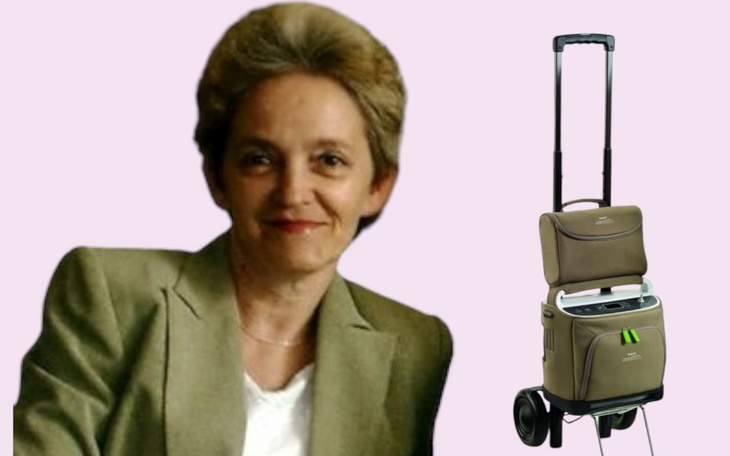 Kobieta z torbą na kółkach na różowym tle.