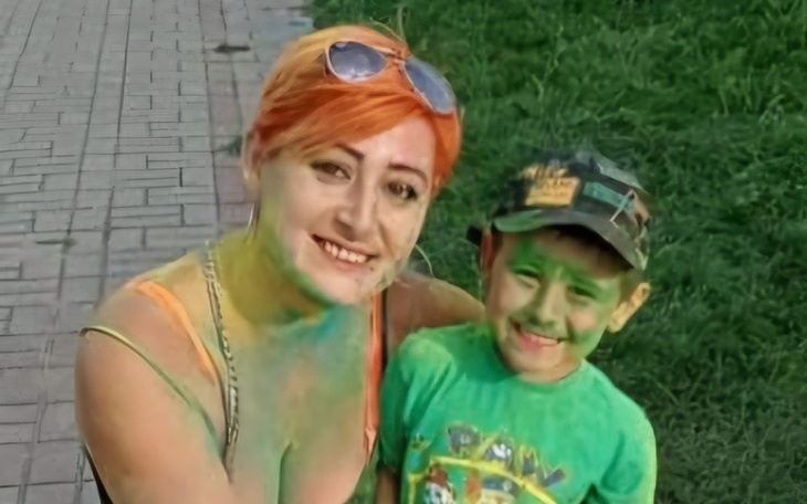 Matka z dzieckiem, oboje pokryci kolorowym proszkiem.