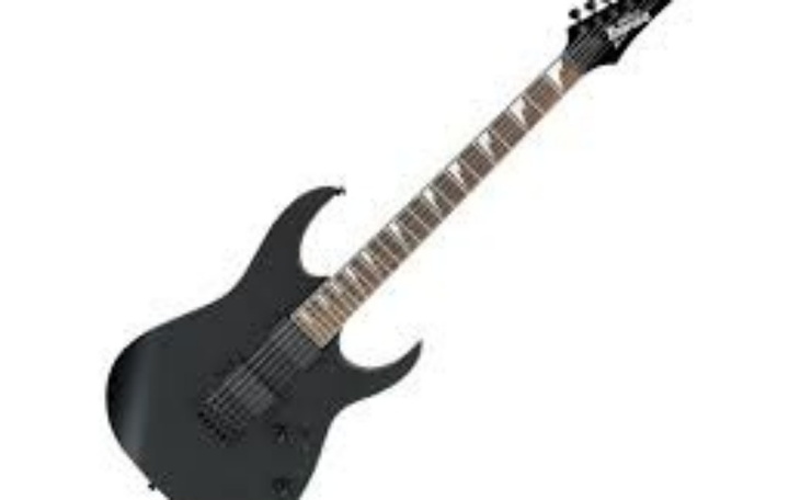 Czarna gitara elektryczna na białym tle.