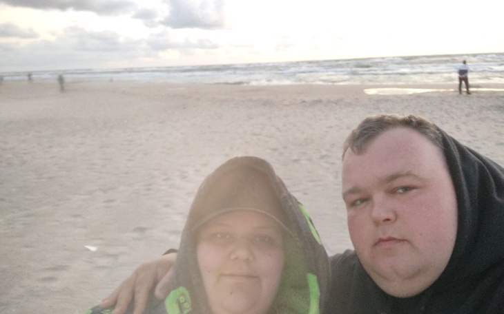 Para na plaży, ciesząca się wspólnym czasem.