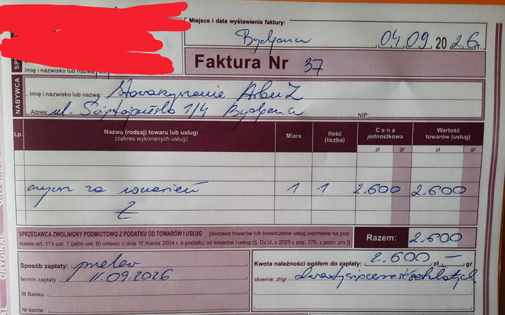 Pudełko faktury z ręcznie pisanymi wpisami.