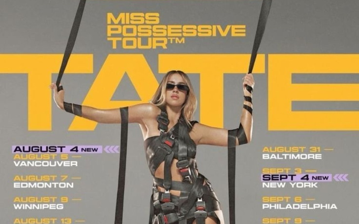 Widok na mural w miejskiej przestrzeni, z graffiti na ścianach.