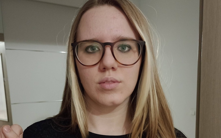 Kobieta z okularami, patrząca w obiektyw.