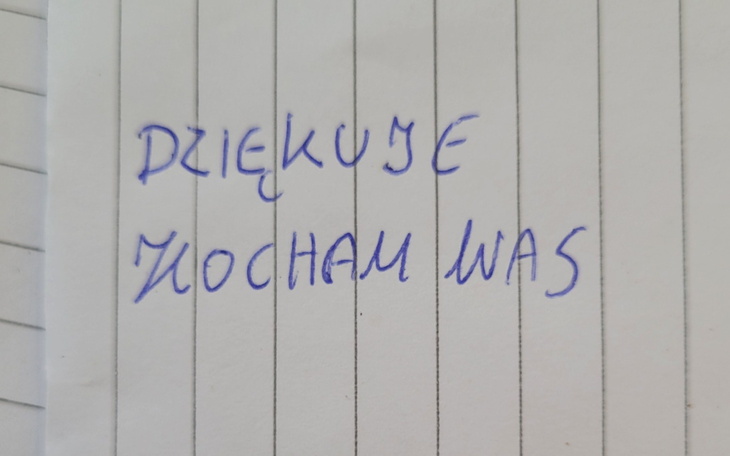 Ręcznie napisane słowa 'Dziękuję, kocham Was' na kartce.