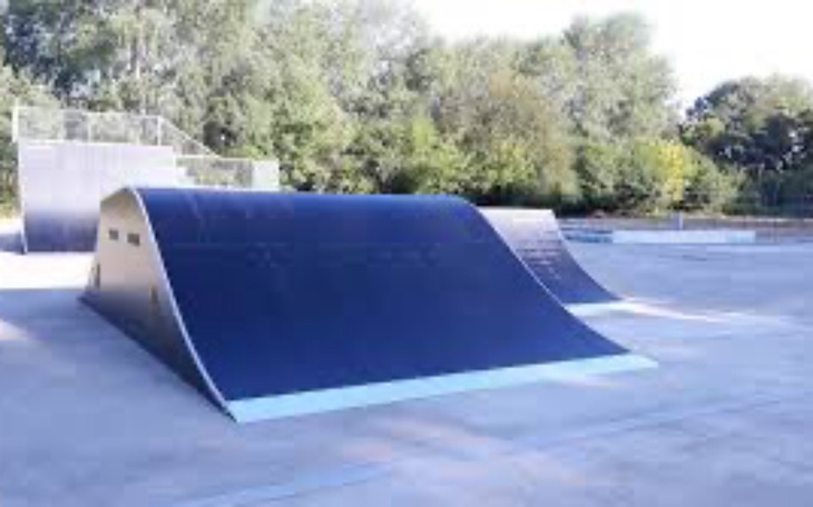 Skatepark z rampą, idealny do jazdy na deskorolce.