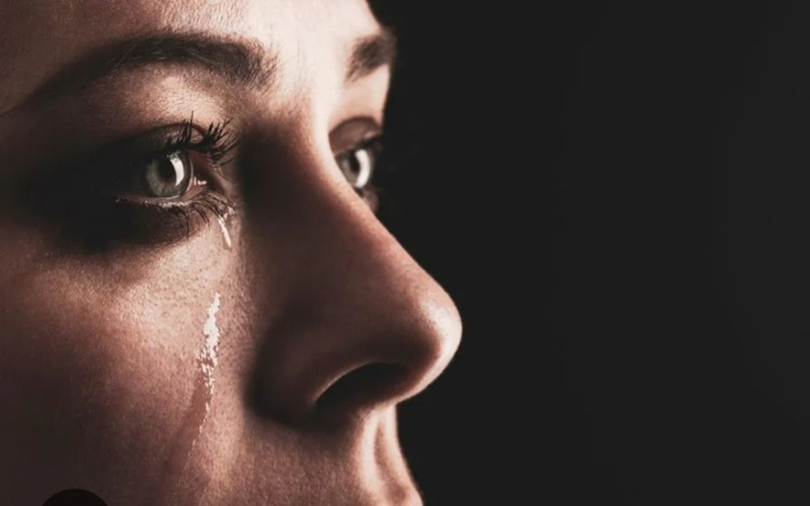 Kobieta z łzą na policzku, w emocjonalnej chwili.