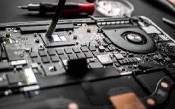 Zbliżenie na wnętrze laptopa podczas naprawy.