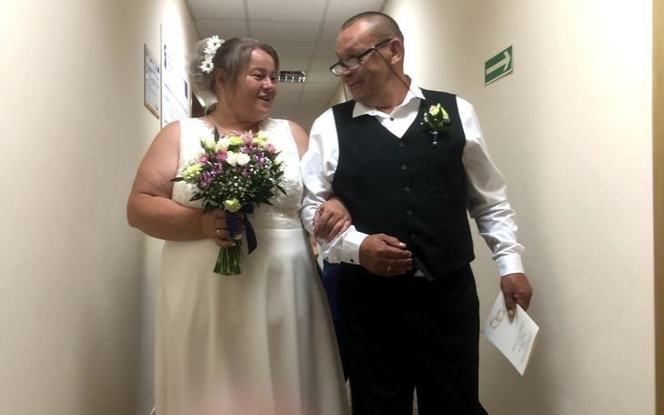 Para młoda idzie korytarzem.