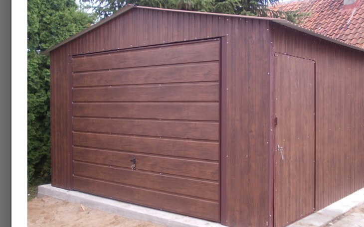 Nowoczesny garaż o drewnianym wyglądzie, z zamkniętymi drzwiami.