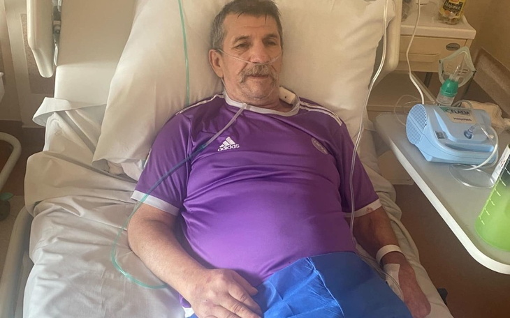 Mężczyzna leżący w szpitalnym łóżku, podłączony do aparatury.