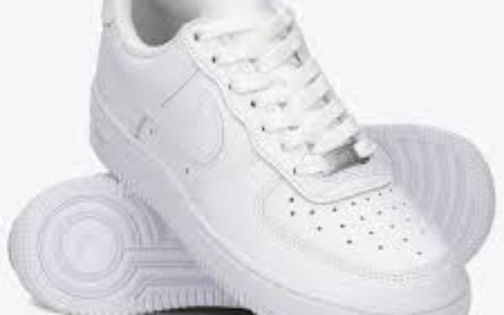 Białe sneakersy Nike na białym tle.