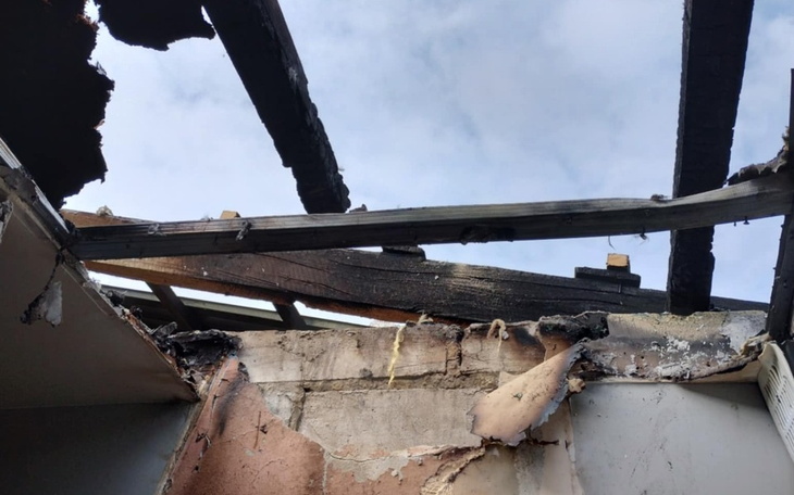 Zniszczony dach budynku, widok na niebo.