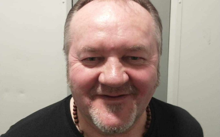 Mężczyzna z uśmiechem, w casualowym stroju.