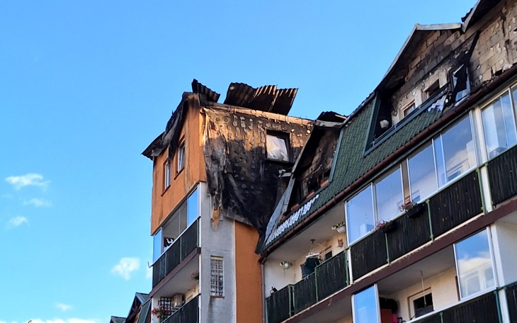 Zniszczony dach budynku po pożarze.