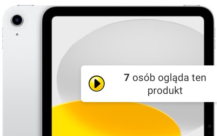 Osoba korzystająca z tabletu w otoczeniu nowoczesnych technologii.