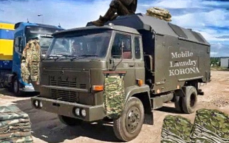 Wojskowy pojazd mobilny z napisem 'Mobile Laundry Korona'.