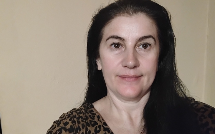 Kobieta pozująca do zdjęcia w domowym otoczeniu.