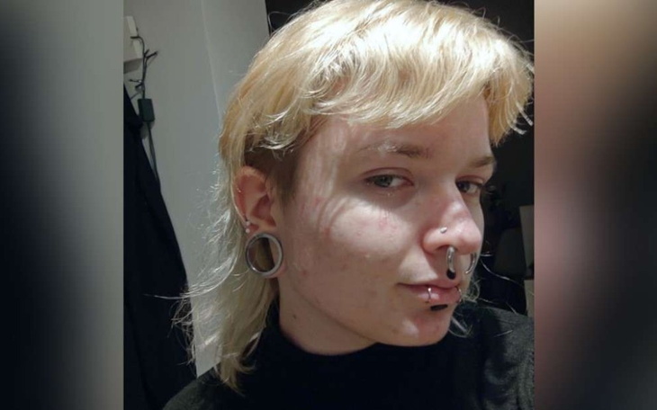 Osoba z kolczykami i nietypową fryzurą.